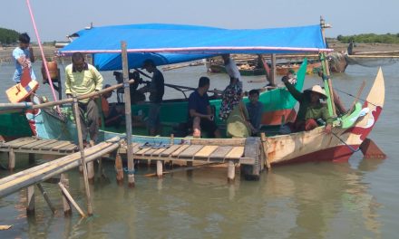 Asyiknya Naik Perahu Explore Keindahan pantai  dari Reduksi Kedungmutih Demak