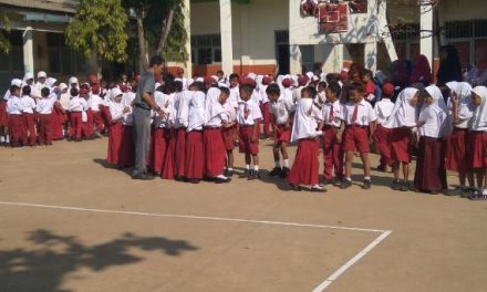 Hari Pertama Masuk Sekolah , Orang Tua masuk kelas Tunggui Siswa Baru