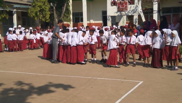 Hari Pertama Masuk Sekolah , Orang Tua masuk kelas Tunggui Siswa Baru