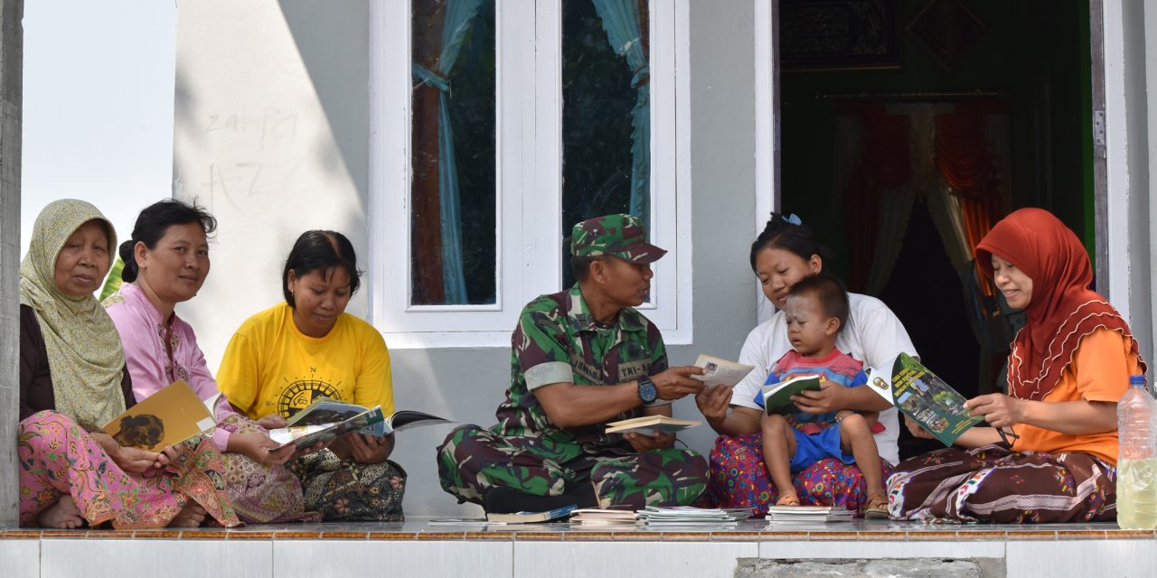 Dengan Ransel Ajaib   Pelda Jumbadi, Tumbuhkan Minat Baca Warga Desa Jali