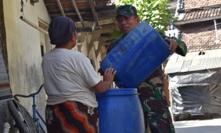 Sersan Mayor Purjio,  Rela Bagikan Air Bersih Dari Rumah Ke Rumah Yang Terdampak Kekeringan