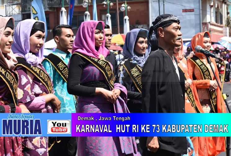 WARGA TUMPAH RUAH SAKSIKAN  KARNAVAL   HUT KEMERDEKAAN RI KE 73 DI DEMAK