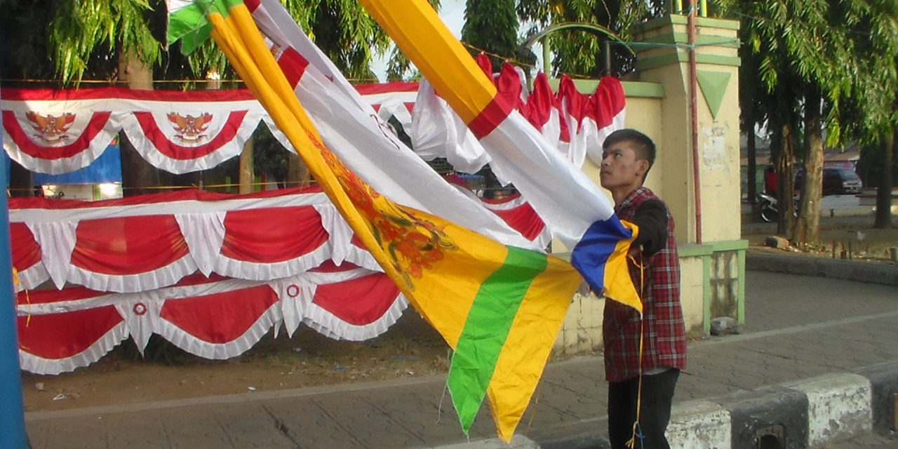 JELANG HUT RI,  PENJUAL BENDERA DAN UMBUL-UMBUL GELAR DAGANGAN DI DEPAN PASAR KALINYAMATAN