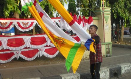 JELANG HUT RI,  PENJUAL BENDERA DAN UMBUL-UMBUL GELAR DAGANGAN DI DEPAN PASAR KALINYAMATAN