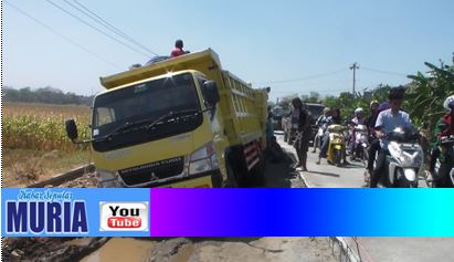 Truk Dump Terperosok di Jalan Raya Gerdu – Purwogondo , Hati –Hati Lalu Lintas Tersendat