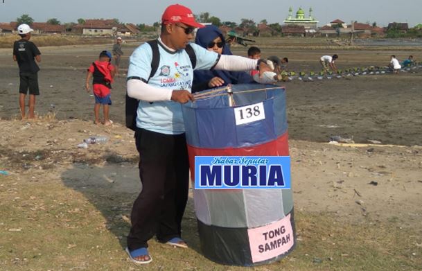 Pak Zainal Arifin Dari Desa Dongos , Layang Layangnya Unik “Tempat Sampah” Terbang