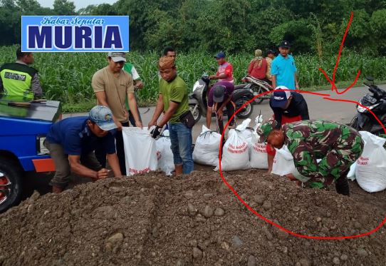 HEBAT !!!! BABINSA INI BANTU WARGA PERBAIKI JALAN  RUSAK