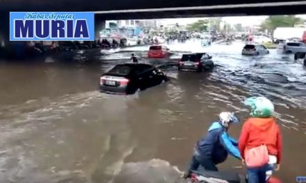 Hujan Deras Mengguyur Semarang , Lalu Lintas Jalan Kaligawe Lumpuh