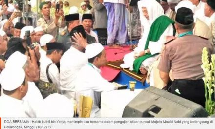 Puluhan Ribu Santri Hadiri Maulid Nabi Kanzusholawat Pekalongan 2018