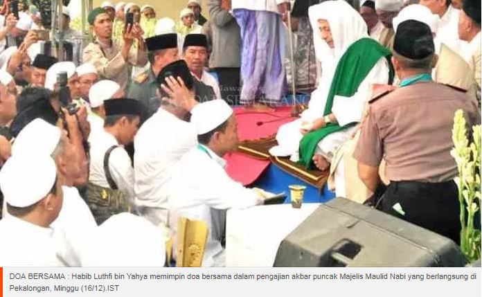 Puluhan Ribu Santri Hadiri Maulid Nabi Kanzusholawat Pekalongan 2018