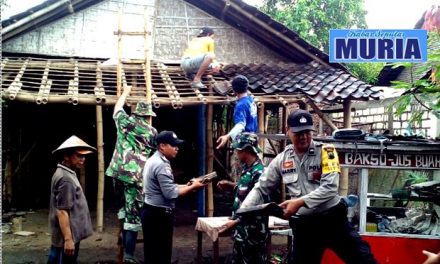 SINERGITAS TNI, POLRI DAN MASYARAKAT DALAM KARYA BAKTI BEDAH RUMAH WARGA MUKTI HARJO PATI