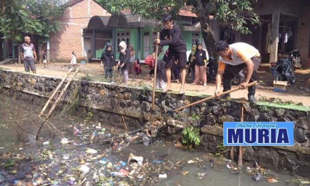 Mahasiswa KKN UMK Kudus di desa Tedunan Jepara , Ikut  Bersih Bersih Saluran Air