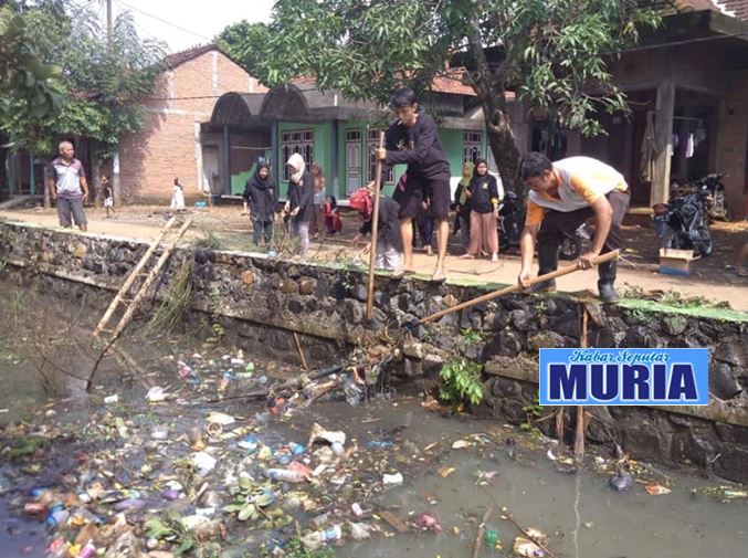 Mahasiswa KKN UMK Kudus di desa Tedunan Jepara , Ikut  Bersih Bersih Saluran Air