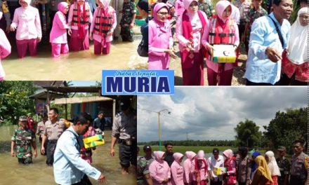 Ibu Ibu Bhayangkari Pati Terjang Banjir Serahkan Bantuan Ke desa Mintobasuki