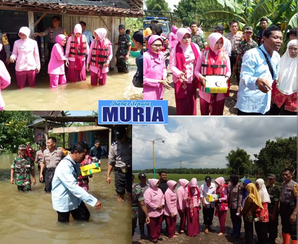 Ibu Ibu Bhayangkari Pati Terjang Banjir Serahkan Bantuan Ke desa Mintobasuki