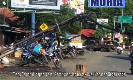 Tiang Telpon Depan Pasar Pecangaan Jepara Hampir Roboh,  Arus Lalu Lintas Dialihkan