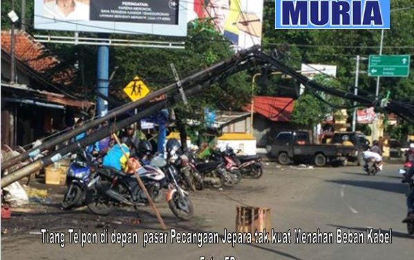 Tiang Telpon Depan Pasar Pecangaan Jepara Hampir Roboh,  Arus Lalu Lintas Dialihkan