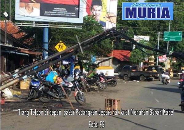 Tiang Telpon Depan Pasar Pecangaan Jepara Hampir Roboh,  Arus Lalu Lintas Dialihkan