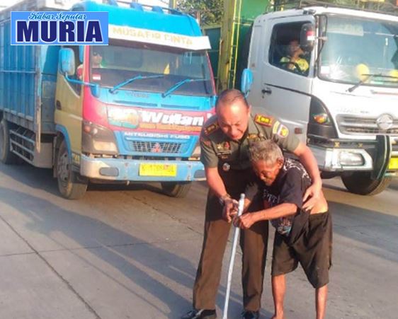 Lihat Kakek Tua Seberangi Jalan , Dandim 0718 Pati Antar Ke Seberang Jalan