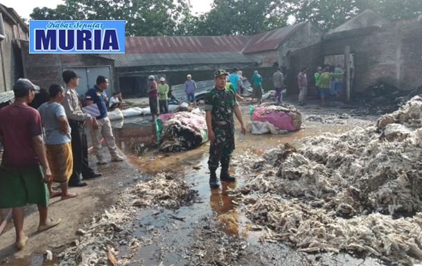 Gudang Kapuk di Pati Terbakar ,4 Mobil Damkar  Lumpuhkan Api