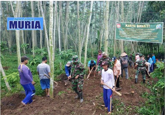 KARYA BAKTI TNI di Desa Cabak Pati , Buat Jalan Baru Untuk Warga