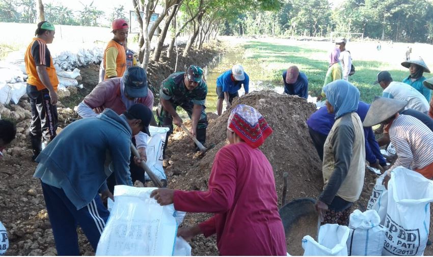 Karya Bhakti Tinggikan Tanggul Sungai Manging Pati  Antisipasi Banjir