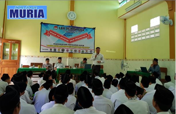 LBH Demak Raya Berikan Pendidikan dan Penyuluhan Hukum Santri Pondok