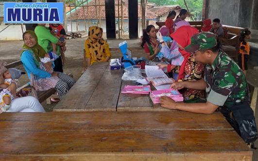 Ada Imunisasi Di Desa Samirejo Pati , Babinsa Ini Tak Mau Ketinggalan Dampingi Warga