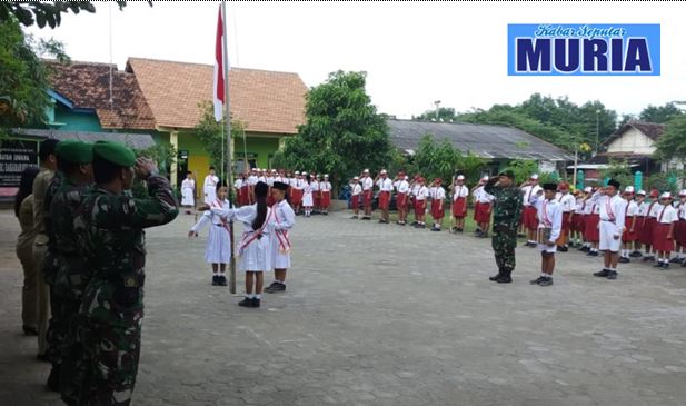 Babinsa Jadi Inspektur Upacara di Sekolah , Tanamkan Generasi Muda Cinta NKRI