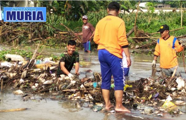 TANPA RAGU BABINSA SERDA SUJIWO TERJUN KE SUNGAI UNTUK BERSIHKAN SAMPAH