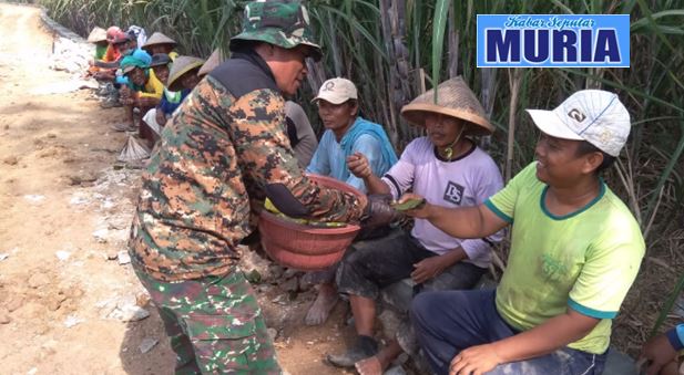 Canda Ria Warga Dan Tentara di TMMD Desa Mojoluhur Pati