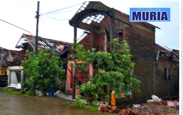 Desa Kedungmalang Jepara , Diterjang Angin Putting Beliung 12 Rumah Rusak