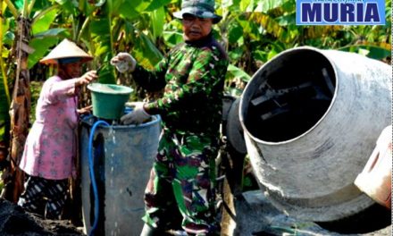 Patut di Contoh  !!! Nenek Ngatminah Bantu Tenaga Pengecoran Jalan TMMD