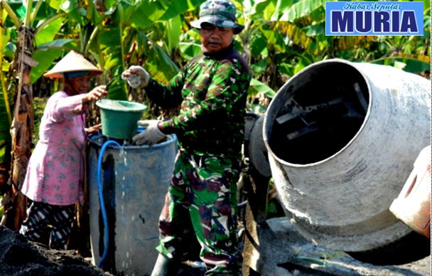 Patut di Contoh  !!! Nenek Ngatminah Bantu Tenaga Pengecoran Jalan TMMD