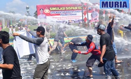 Simulasi Sispamkota  ,  Kantor KPU Demak Di Serbu Massa dari Berbagai Penjuru