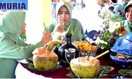 Keren !!!!!!  Ibu Ibu Ini Minum Air Kelapa Muda dengan Pelepah Pepaya