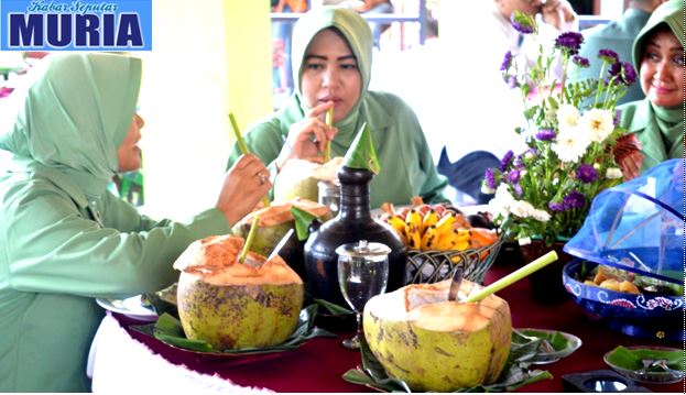 Keren !!!!!!  Ibu Ibu Ini Minum Air Kelapa Muda dengan Pelepah Pepaya