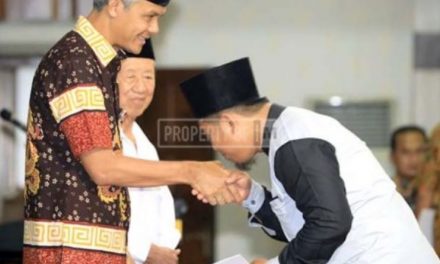 Gubernur Jateng Serahkan  Santunan Rp 10 Juta Untuk Petugas TPS Yang Gugur