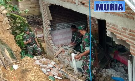 Di Pati Tembok Rumah Ambrol  Diterjang Banjir