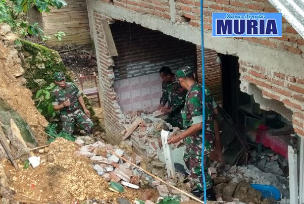 Di Pati Tembok Rumah Ambrol  Diterjang Banjir