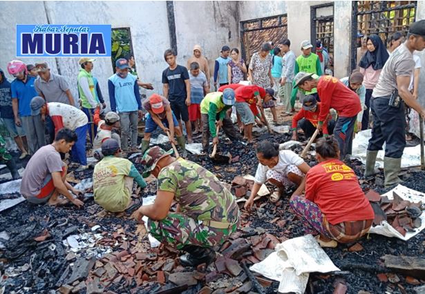 Habis Kebakaran Rumah  Parsini Dibersihkan Secara Gotong Royong