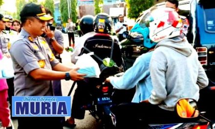 Di Blora Pak Polisi Bagi Bagi Takjil Untuk Warga