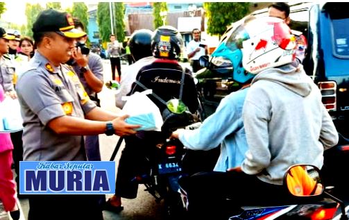 Di Blora Pak Polisi Bagi Bagi Takjil Untuk Warga