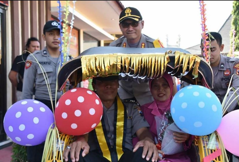 Unik !!!! Lepas Purna Tugas , 6 Anggota Purnawirawan Polres Demak Diantar Becak .