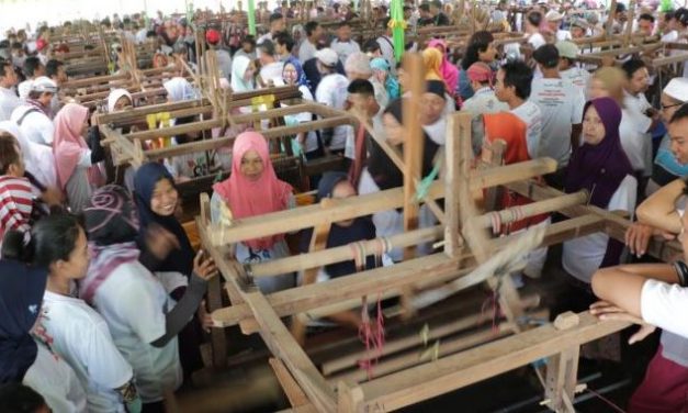 1.408 Warga Troso Jepara Menenun Pecahkan  Rekor MURI