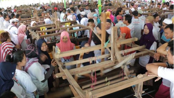 1.408 Warga Troso Jepara Menenun Pecahkan  Rekor MURI