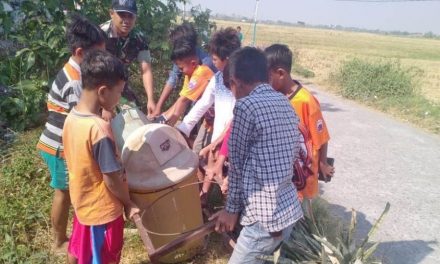 Tentara  Ajari Anak-Anak Tentang Kebersihan Lingkungan di  Desa TMMD