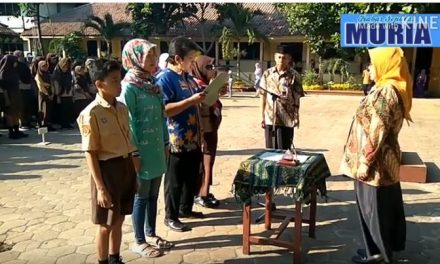 Orang Tua Siswa Kelas 7 , Serahkan Putranya Ke SMPN 1 Pecangaan