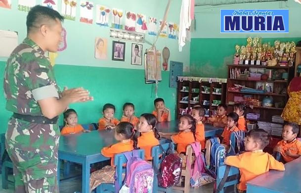 Pak Babinsa Mengajar  di TK Pertiwi desa Ngastorejo Pati