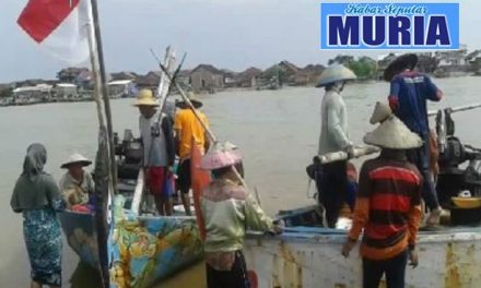 Alat Garuk Boleh Beroperasi , Setelah Petugas Pasang Anjir Batas 2 Mil dari Pantai